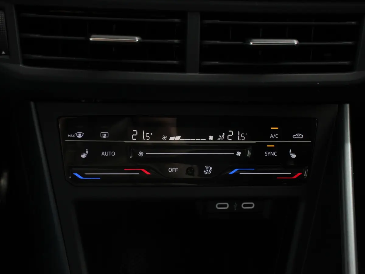 1.5 TSI 150pk R-Line + Automaat Navigatie Apple Carplay/Android Auto Camera Parkeer sensoren Adaptive Cruise Control Climate Control Lichtmetalen velgen 18" Verwarmde voorstoelen digitale co