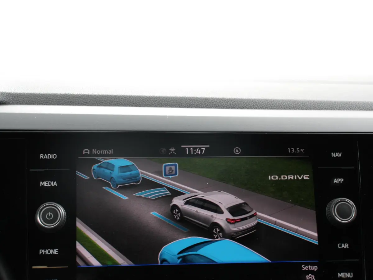 1.5 TSI 150pk R-Line + Automaat Navigatie Apple Carplay/Android Auto Camera Parkeer sensoren Adaptive Cruise Control Climate Control Lichtmetalen velgen 18" Verwarmde voorstoelen digitale co