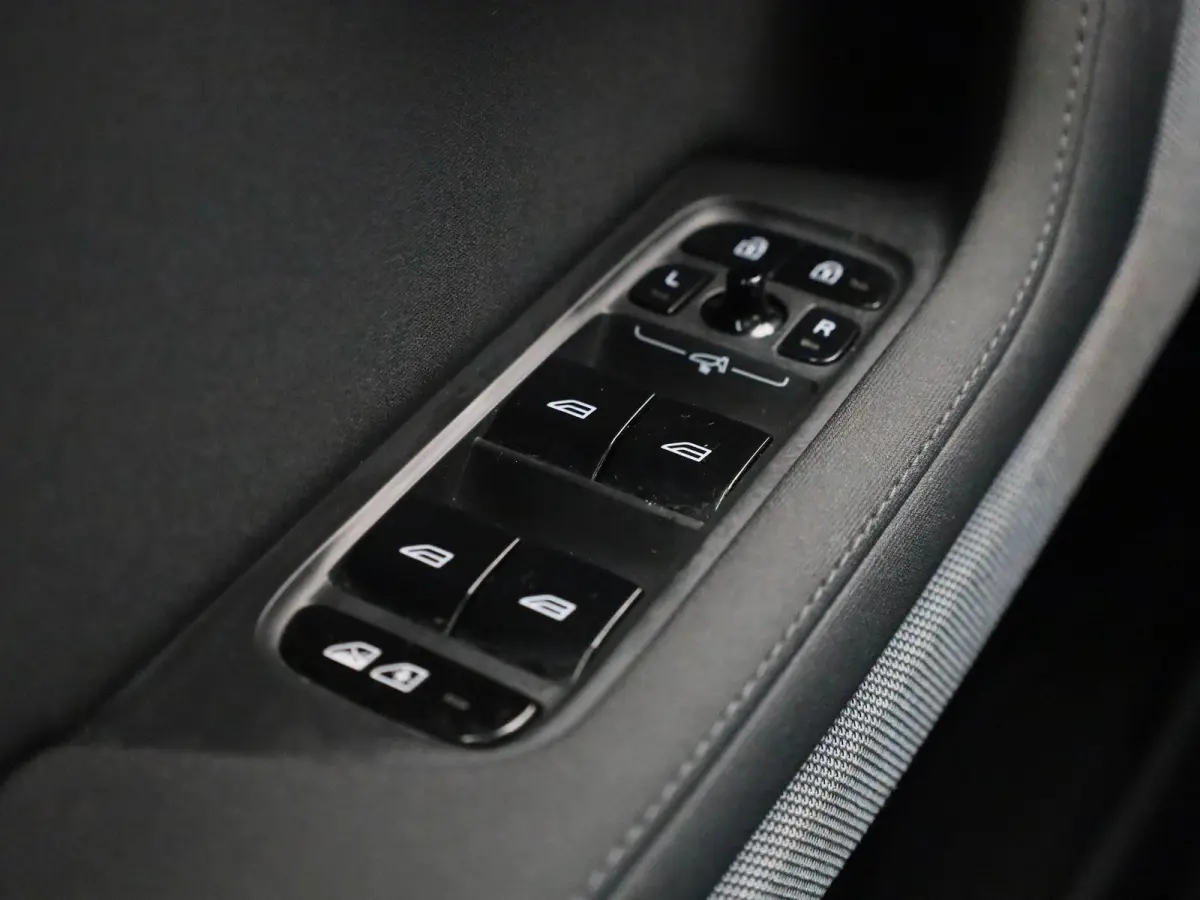 Long Range Single Motor | Automaat | Panorama dak | Virtual cockpit | Stoel/Stuur verwarming | Harman Kardon | Memory seat | Apple carplay/Android auto | Navigatie | Climate control | LMV | 