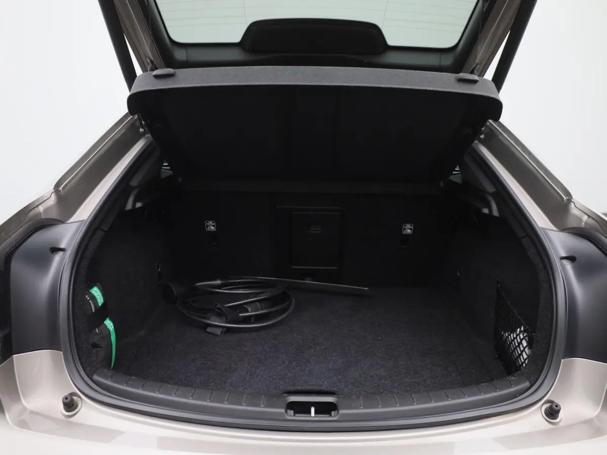 Long Range Single Motor | Automaat | Panorama dak | Virtual cockpit | Stoel/Stuur verwarming | Harman Kardon | Memory seat | Apple carplay/Android auto | Navigatie | Climate control | LMV | 