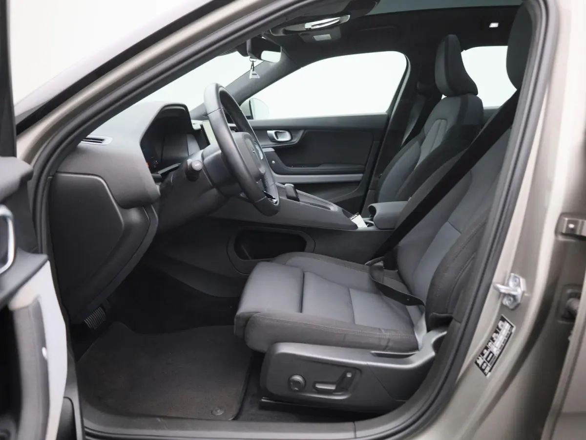 Long Range Single Motor | Automaat | Panorama dak | Virtual cockpit | Stoel/Stuur verwarming | Harman Kardon | Memory seat | Apple carplay/Android auto | Navigatie | Climate control | LMV | 
