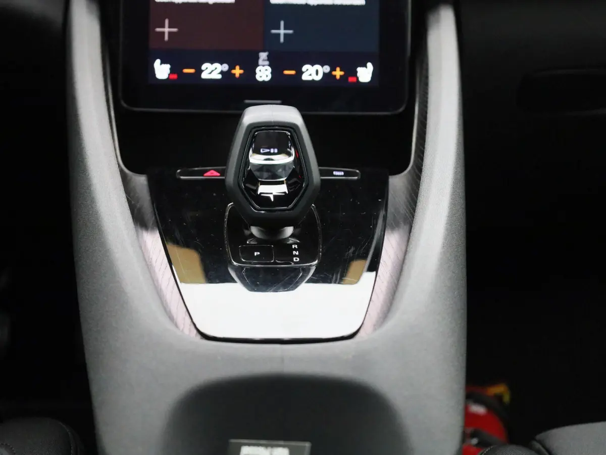 Long Range Single Motor | Automaat | Panorama dak | Virtual cockpit | Stoel/Stuur verwarming | Harman Kardon | Memory seat | Apple carplay/Android auto | Navigatie | Climate control | LMV | 