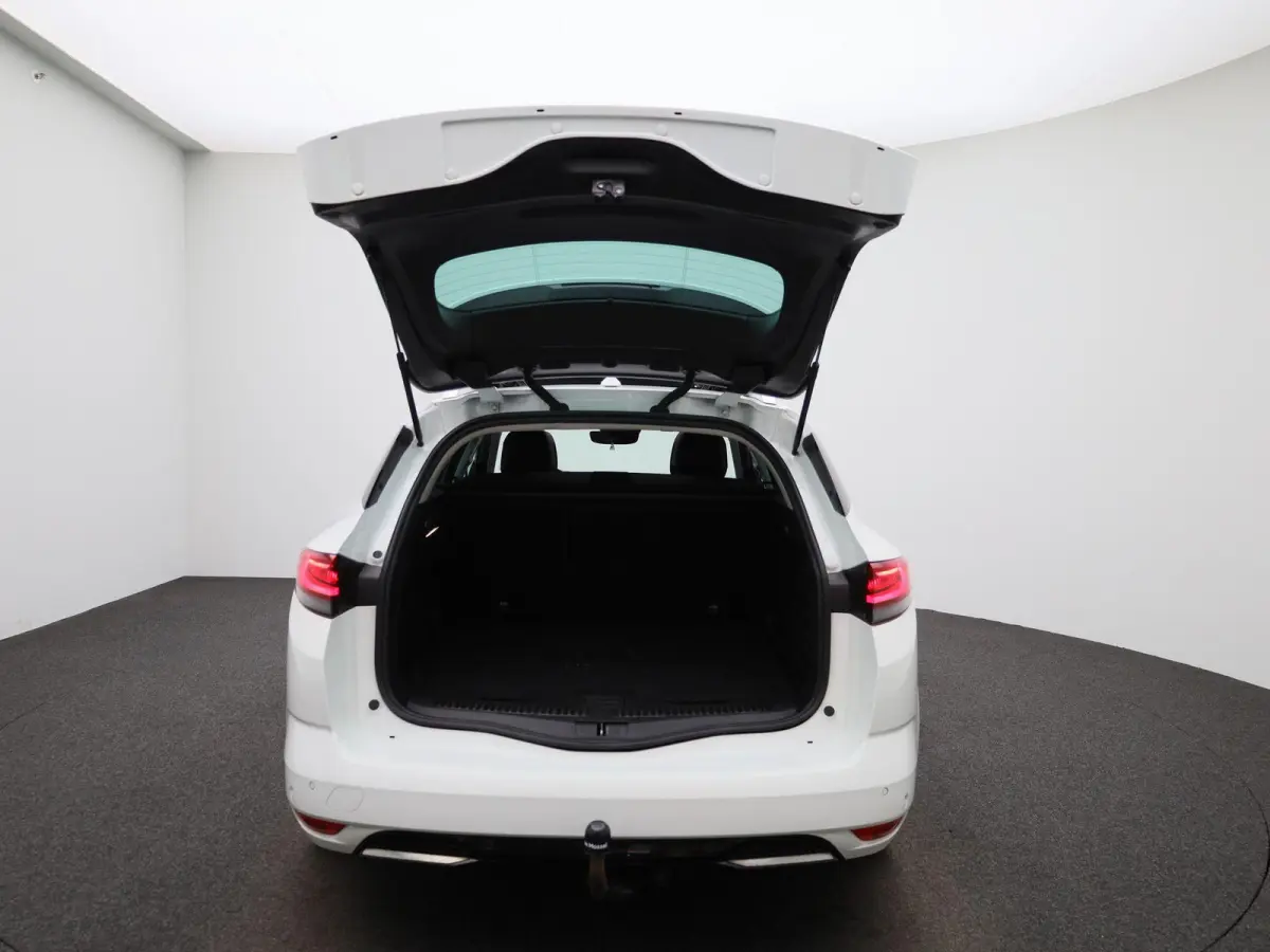 1.3 TCe Business Edition One | Trekhaak | Navigatie | Leder | Virtual cockpit | Apple Carplay / Android Auto | Camera | Climate Control | Climate control | Stoel / Stuur verwarming | Lichtme