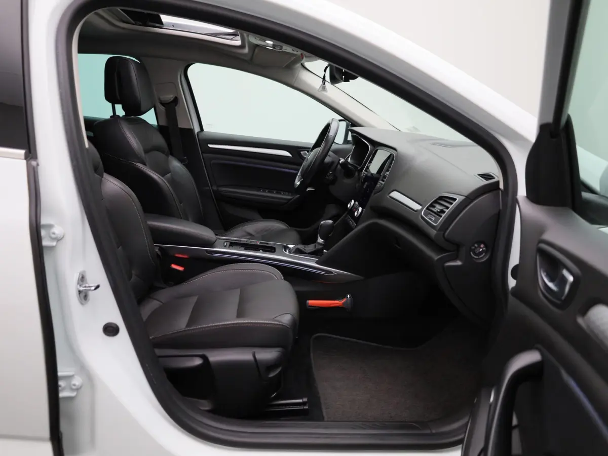 1.3 TCe Business Edition One | Trekhaak | Navigatie | Leder | Virtual cockpit | Apple Carplay / Android Auto | Camera | Climate Control | Climate control | Stoel / Stuur verwarming | Lichtme