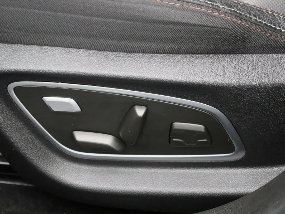 1.3 TCe Business Edition One | Trekhaak | Navigatie | Leder | Virtual cockpit | Apple Carplay / Android Auto | Camera | Climate Control | Climate control | Stoel / Stuur verwarming | Lichtme
