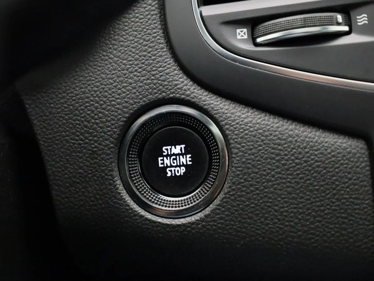 1.3 TCe Business Edition One | Trekhaak | Navigatie | Leder | Virtual cockpit | Apple Carplay / Android Auto | Camera | Climate Control | Climate control | Stoel / Stuur verwarming | Lichtme