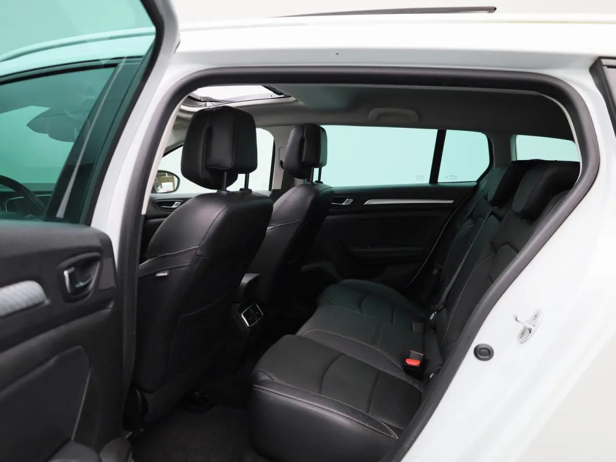 1.3 TCe Business Edition One | Trekhaak | Navigatie | Leder | Virtual cockpit | Apple Carplay / Android Auto | Camera | Climate Control | Climate control | Stoel / Stuur verwarming | Lichtme
