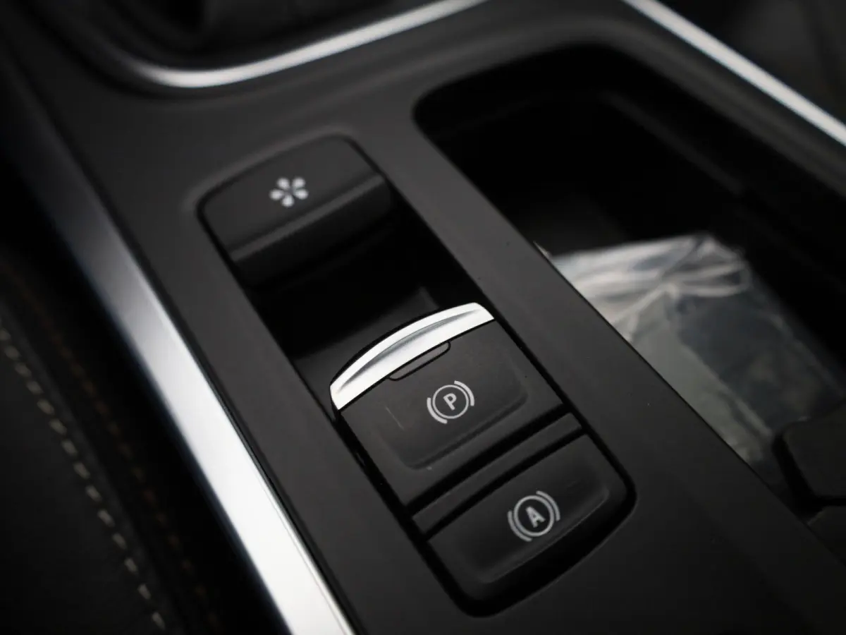 1.3 TCe Business Edition One | Trekhaak | Navigatie | Leder | Virtual cockpit | Apple Carplay / Android Auto | Camera | Climate Control | Climate control | Stoel / Stuur verwarming | Lichtme