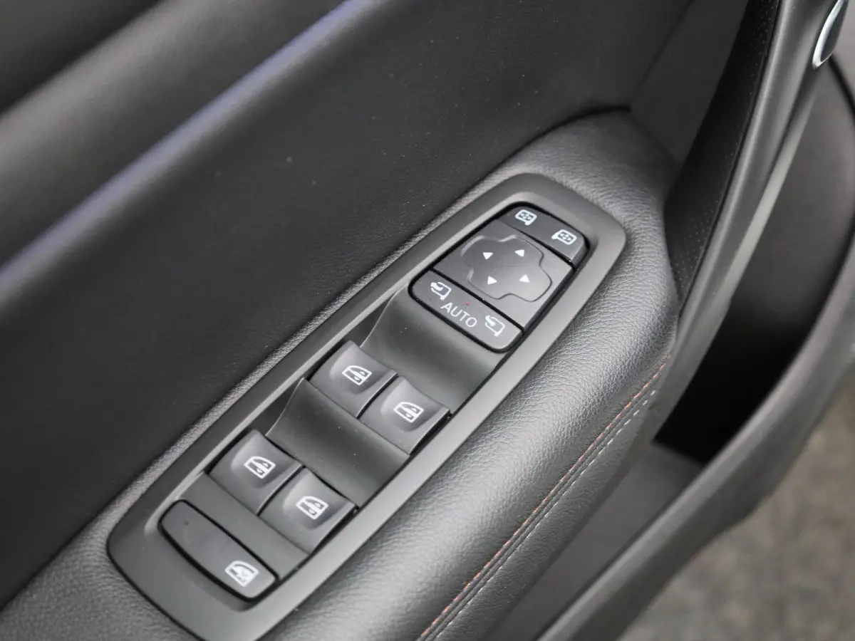 1.3 TCe Business Edition One | Trekhaak | Navigatie | Leder | Virtual cockpit | Apple Carplay / Android Auto | Camera | Climate Control | Climate control | Stoel / Stuur verwarming | Lichtme