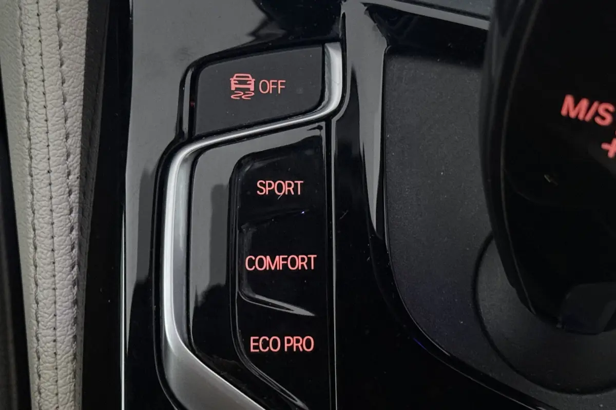 520i High Executive Edition (STOELVERWARMING, H/K AUDIO, ELEKTR STOELEN, SFEERVERLICHTING)
