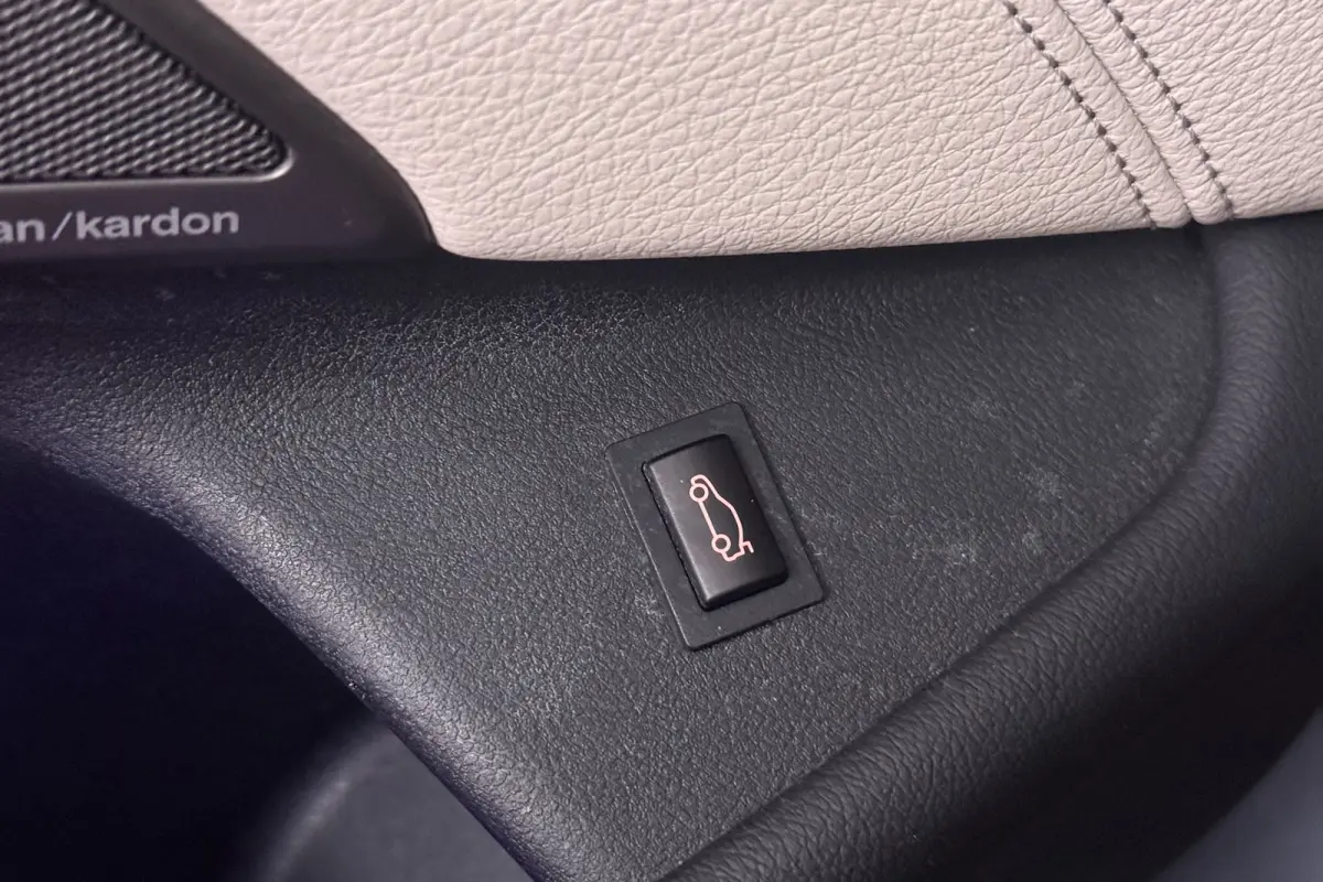 520i High Executive Edition (STOELVERWARMING, H/K AUDIO, ELEKTR STOELEN, SFEERVERLICHTING)