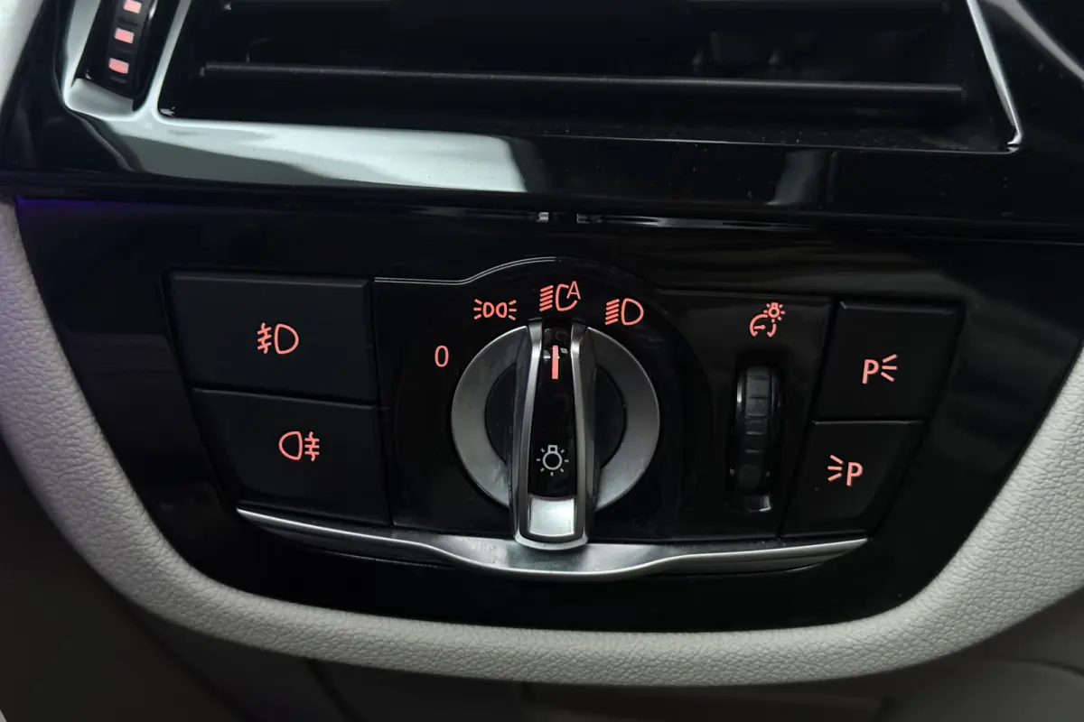 520i High Executive Edition (STOELVERWARMING, H/K AUDIO, ELEKTR STOELEN, SFEERVERLICHTING)