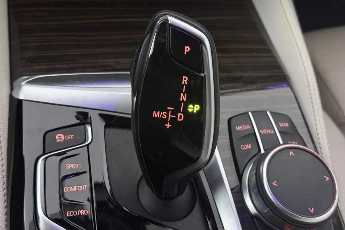 520i High Executive Edition (STOELVERWARMING, H/K AUDIO, ELEKTR STOELEN, SFEERVERLICHTING)