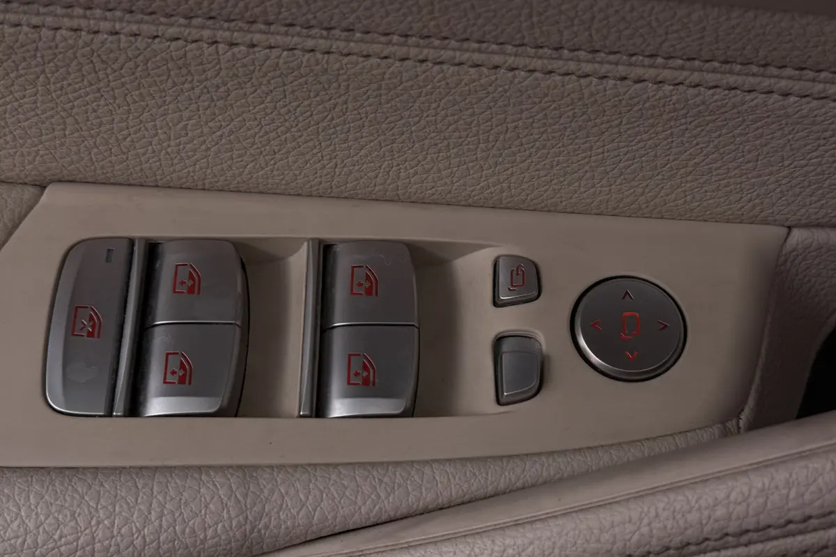 520i High Executive Edition (STOELVERWARMING, H/K AUDIO, ELEKTR STOELEN, SFEERVERLICHTING)
