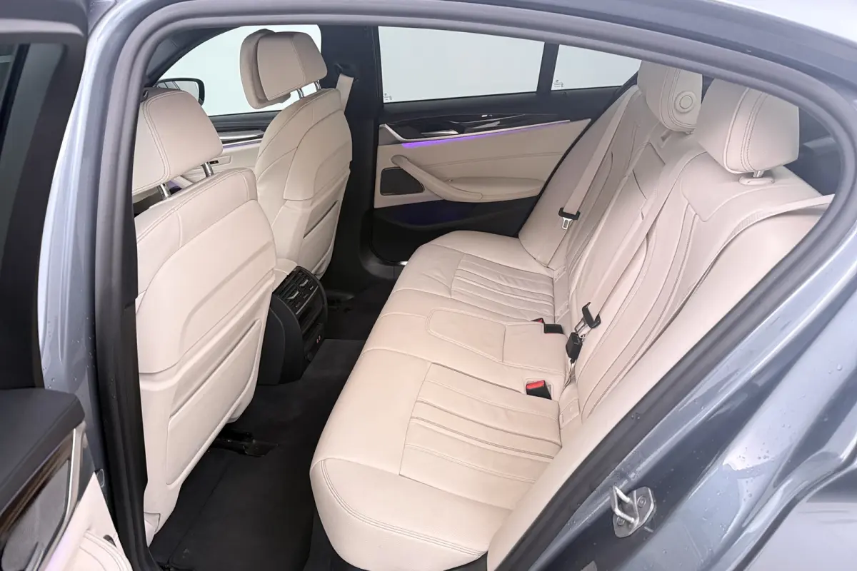 520i High Executive Edition (STOELVERWARMING, H/K AUDIO, ELEKTR STOELEN, SFEERVERLICHTING)