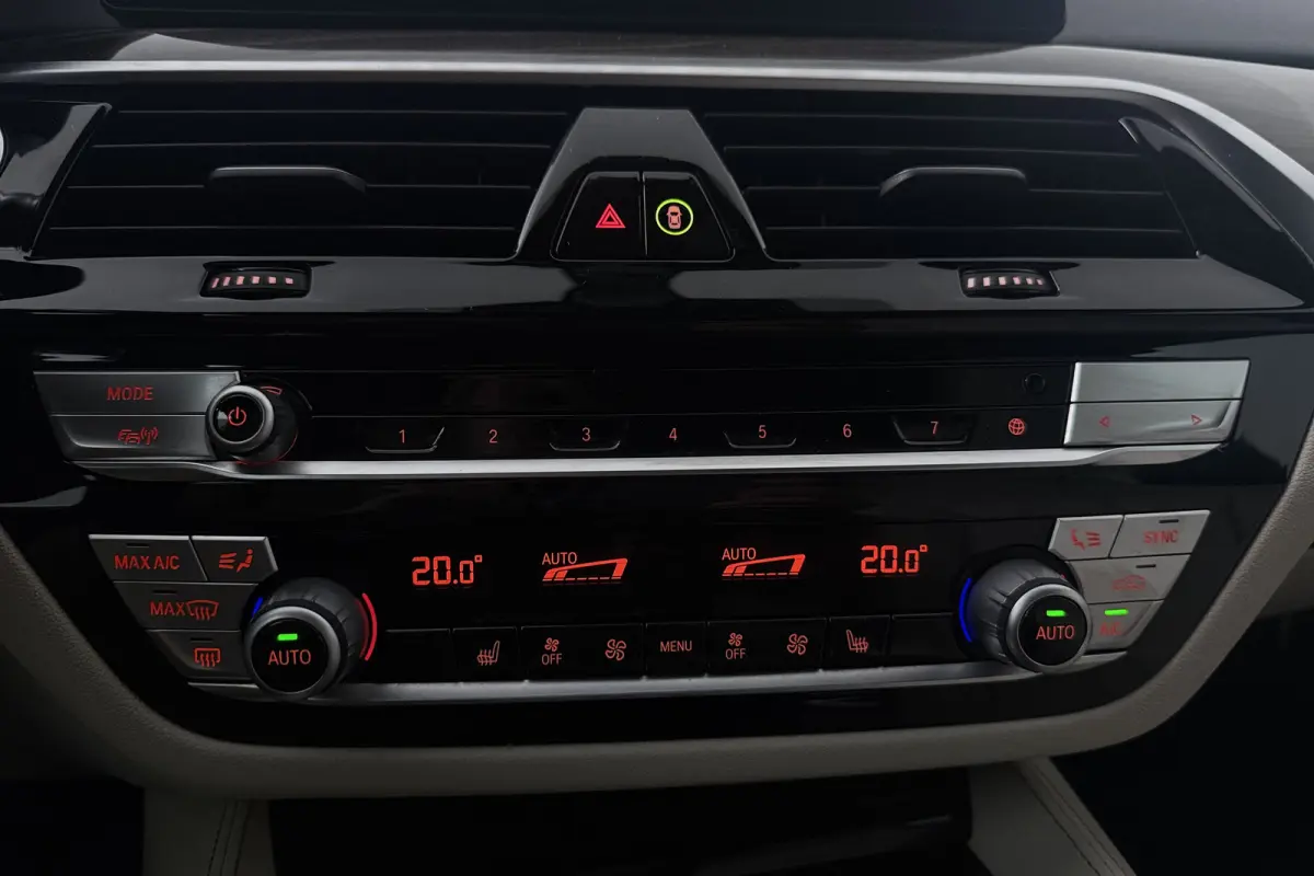 520i High Executive Edition (STOELVERWARMING, H/K AUDIO, ELEKTR STOELEN, SFEERVERLICHTING)