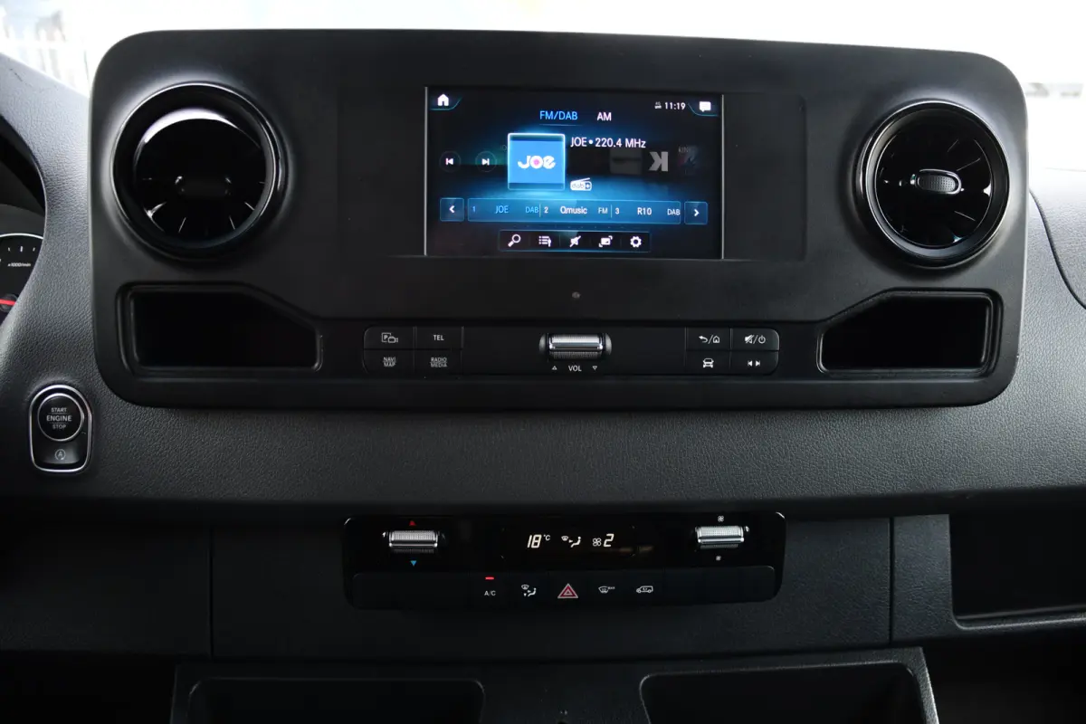 317 1.9 CDI L2H2 Black Edition Camera, Cruise, Carplay, 3500kg, Clima, Sensoren, Automaat, Multimedia, Uniek!