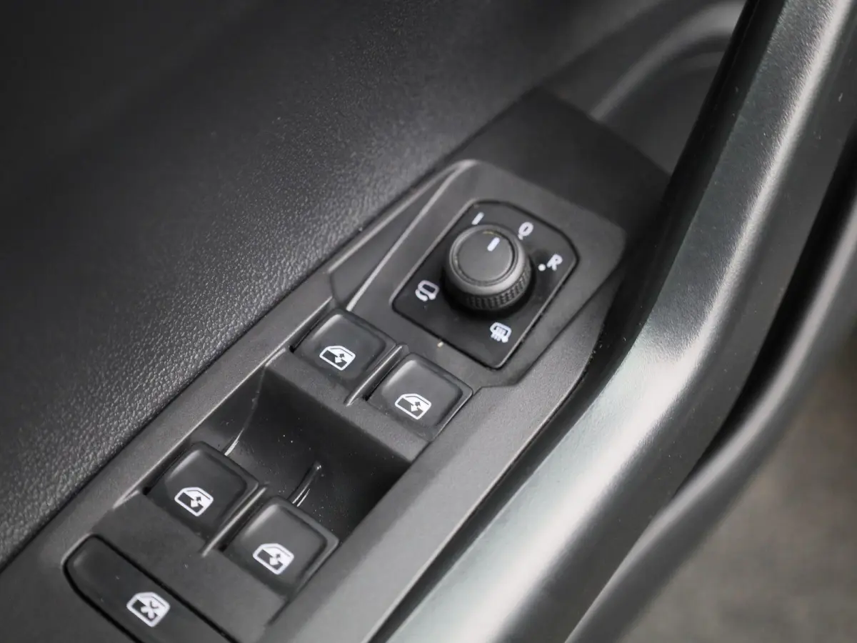 1.0 TSI Life Business | AUTOMATISCHE AIRCO | STOELVERWARMING | APPLE/ANDROID CARPLAY | PARKEERSENSOREN | NAVIGATIE | LICHTMETALEN VELGEN | 12 MAANDEN BOVAG GARANTIE |