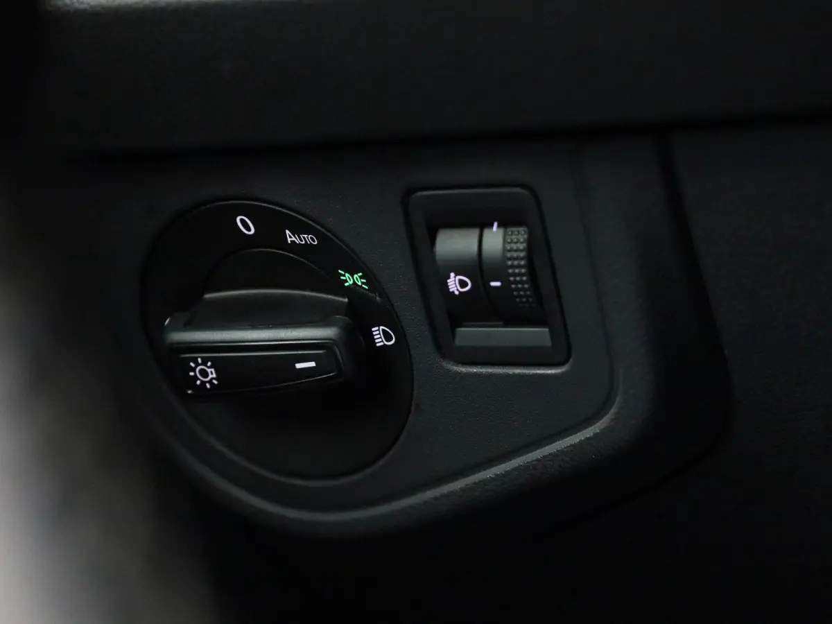 1.0 TSI Life Business | AUTOMATISCHE AIRCO | STOELVERWARMING | APPLE/ANDROID CARPLAY | PARKEERSENSOREN | NAVIGATIE | LICHTMETALEN VELGEN | 12 MAANDEN BOVAG GARANTIE |