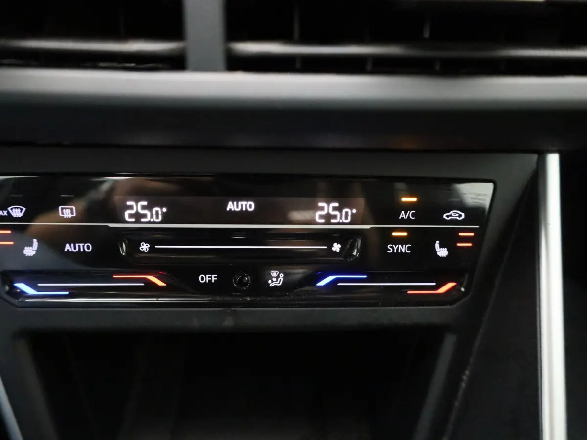 1.0 TSI Life Business | AUTOMATISCHE AIRCO | STOELVERWARMING | APPLE/ANDROID CARPLAY | PARKEERSENSOREN | NAVIGATIE | LICHTMETALEN VELGEN | 12 MAANDEN BOVAG GARANTIE |