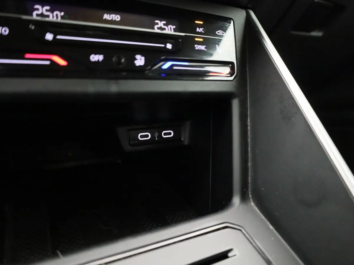 1.0 TSI Life Business | AUTOMATISCHE AIRCO | STOELVERWARMING | APPLE/ANDROID CARPLAY | PARKEERSENSOREN | NAVIGATIE | LICHTMETALEN VELGEN | 12 MAANDEN BOVAG GARANTIE |