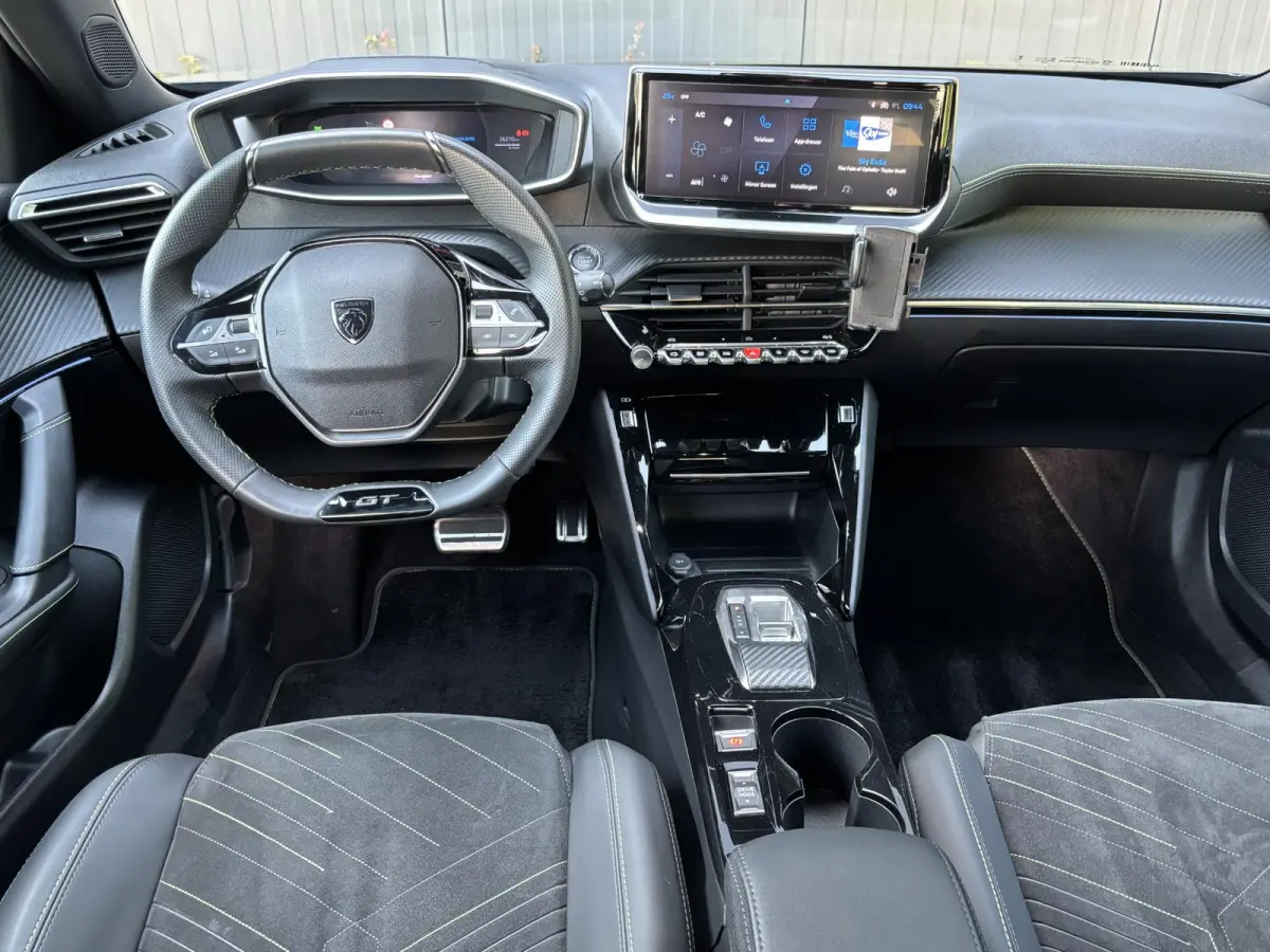 SUV EV GT 54kWh 156pk | Accu 97% | 406km WLTP Actieradius | Navigatie via draadloze Apple Carplay / Android Auto | Achteruitrijcamera | Leder/Alcantara | Stoel elektrisch+verwarmd+massage | 
