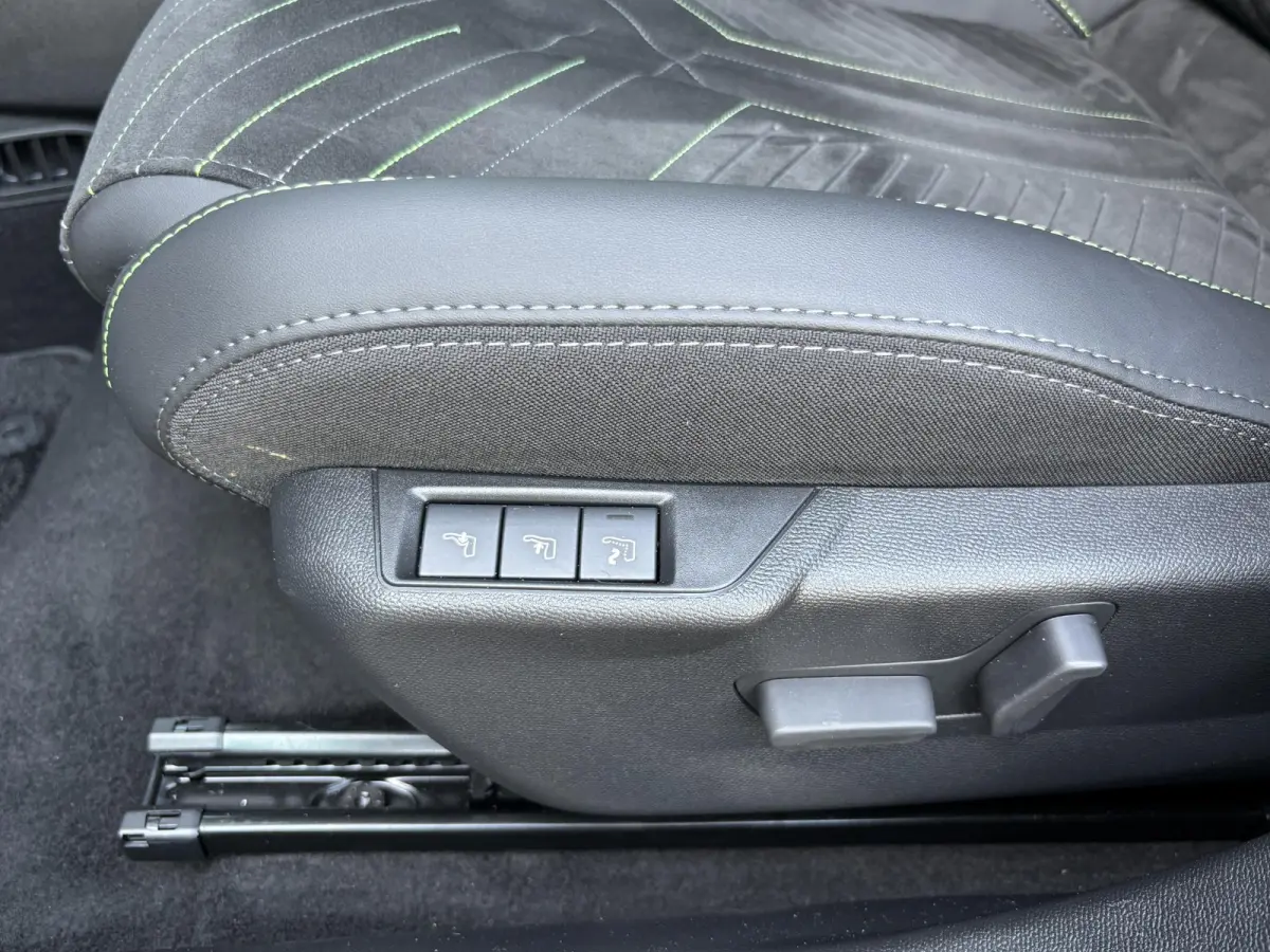 SUV EV GT 54kWh 156pk | Accu 97% | 406km WLTP Actieradius | Navigatie via draadloze Apple Carplay / Android Auto | Achteruitrijcamera | Leder/Alcantara | Stoel elektrisch+verwarmd+massage | 