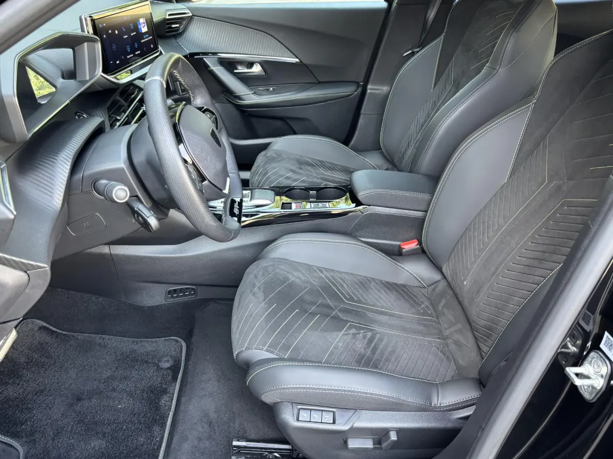 SUV EV GT 54kWh 156pk | Accu 97% | 406km WLTP Actieradius | Navigatie via draadloze Apple Carplay / Android Auto | Achteruitrijcamera | Leder/Alcantara | Stoel elektrisch+verwarmd+massage | 