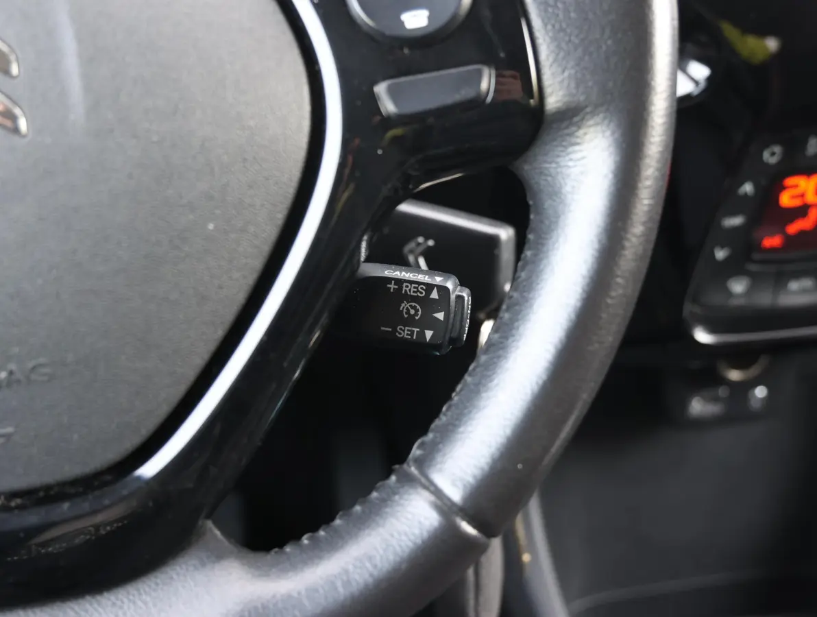Shine 1.0 e-VTi 72pk | Navigatie | Achteruitrijcamera | Climate Control | Bluetooth | Touchscreen | Radio/MP3 speler met stuurbediening | Donker getint glas | Zuinig en voordelig autorijden!