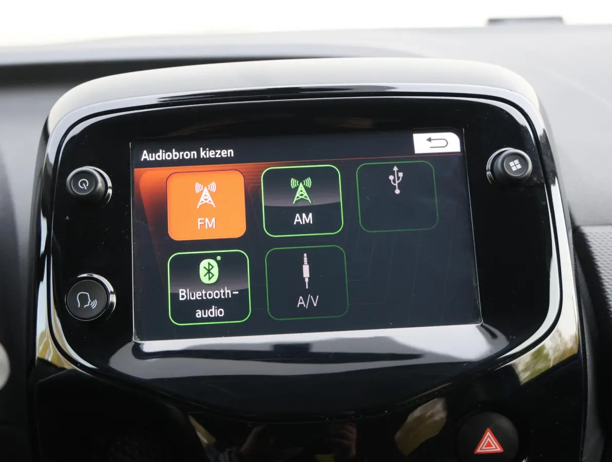 Shine 1.0 e-VTi 72pk | Navigatie | Achteruitrijcamera | Climate Control | Bluetooth | Touchscreen | Radio/MP3 speler met stuurbediening | Donker getint glas | Zuinig en voordelig autorijden!