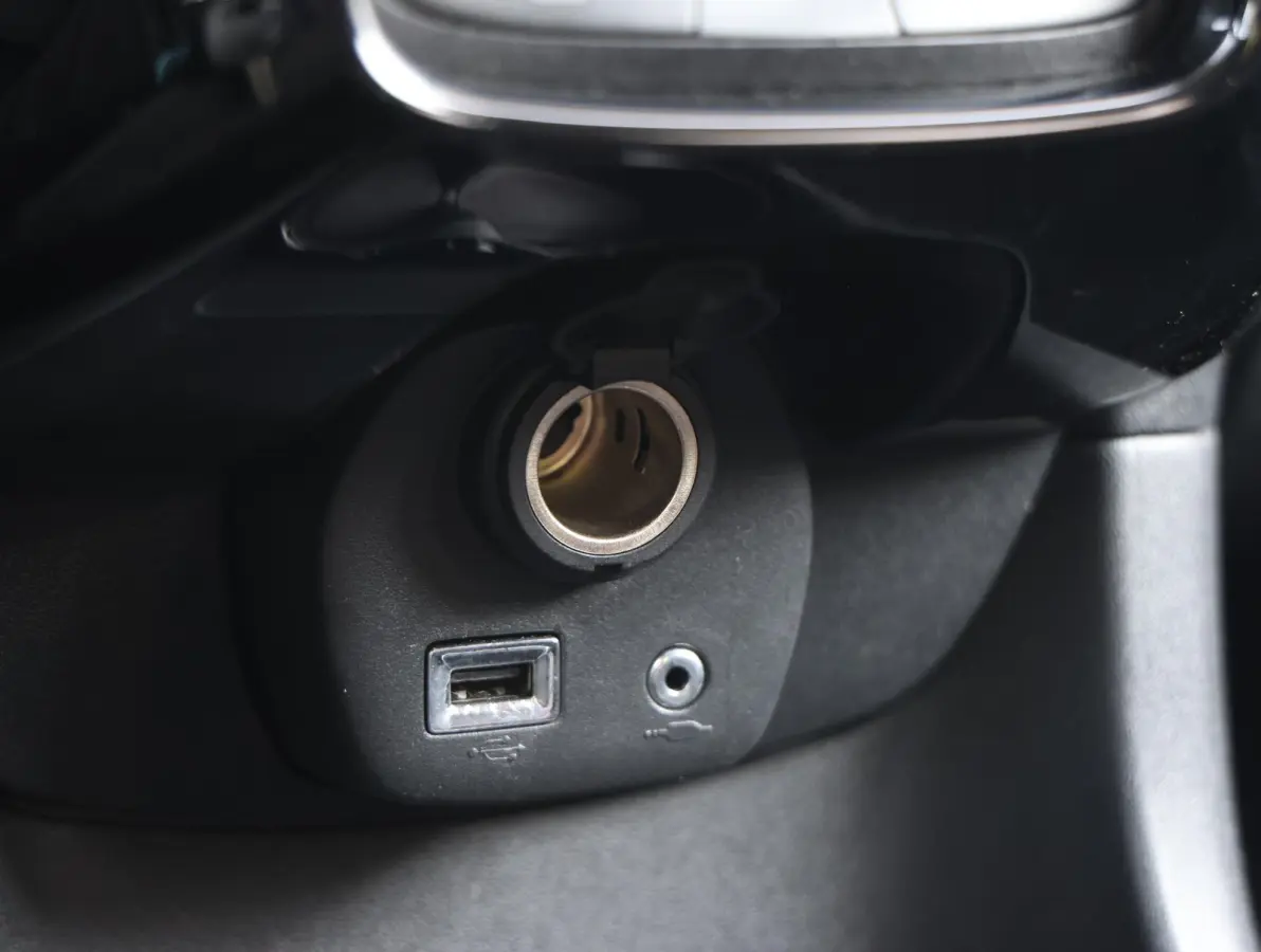 Shine 1.0 e-VTi 72pk | Navigatie | Achteruitrijcamera | Climate Control | Bluetooth | Touchscreen | Radio/MP3 speler met stuurbediening | Donker getint glas | Zuinig en voordelig autorijden!