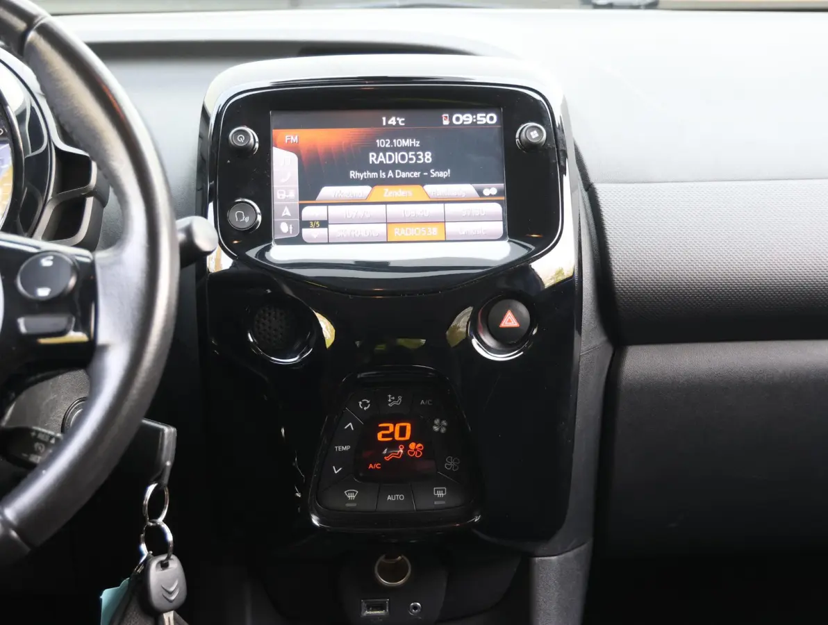 Shine 1.0 e-VTi 72pk | Navigatie | Achteruitrijcamera | Climate Control | Bluetooth | Touchscreen | Radio/MP3 speler met stuurbediening | Donker getint glas | Zuinig en voordelig autorijden!