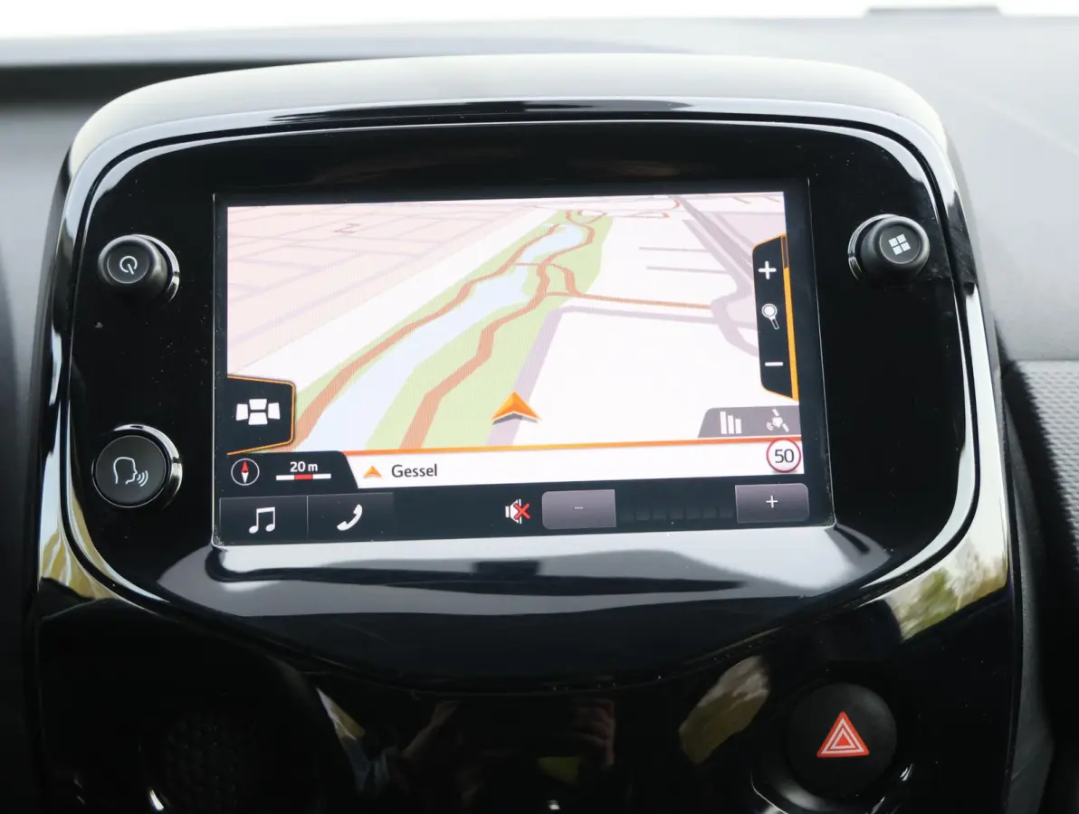 Shine 1.0 e-VTi 72pk | Navigatie | Achteruitrijcamera | Climate Control | Bluetooth | Touchscreen | Radio/MP3 speler met stuurbediening | Donker getint glas | Zuinig en voordelig autorijden!