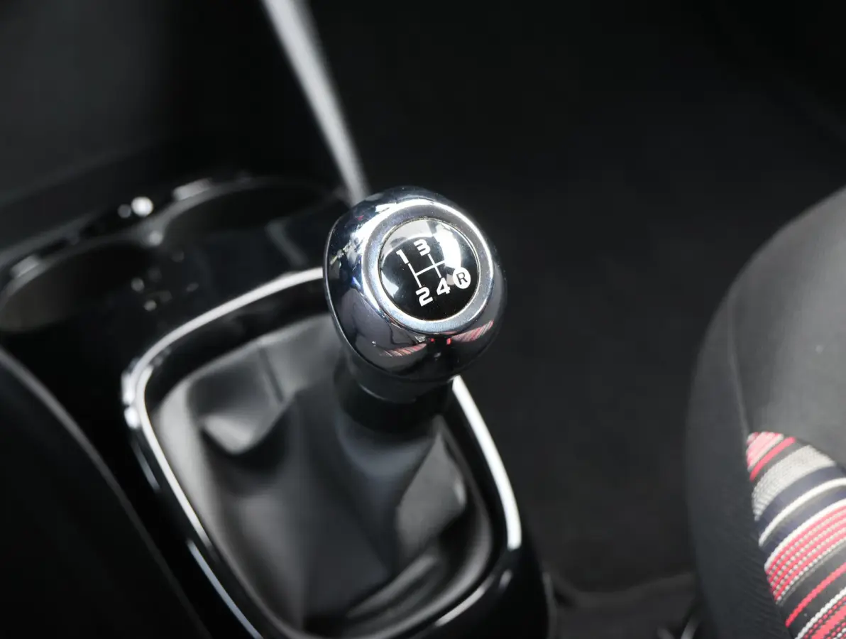 Shine 1.0 e-VTi 72pk | Navigatie | Achteruitrijcamera | Climate Control | Bluetooth | Touchscreen | Radio/MP3 speler met stuurbediening | Donker getint glas | Zuinig en voordelig autorijden!