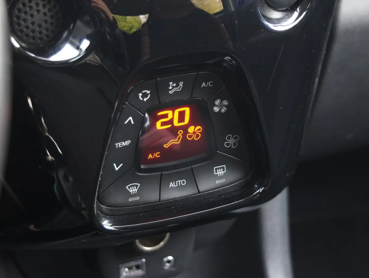 Shine 1.0 e-VTi 72pk | Navigatie | Achteruitrijcamera | Climate Control | Bluetooth | Touchscreen | Radio/MP3 speler met stuurbediening | Donker getint glas | Zuinig en voordelig autorijden!