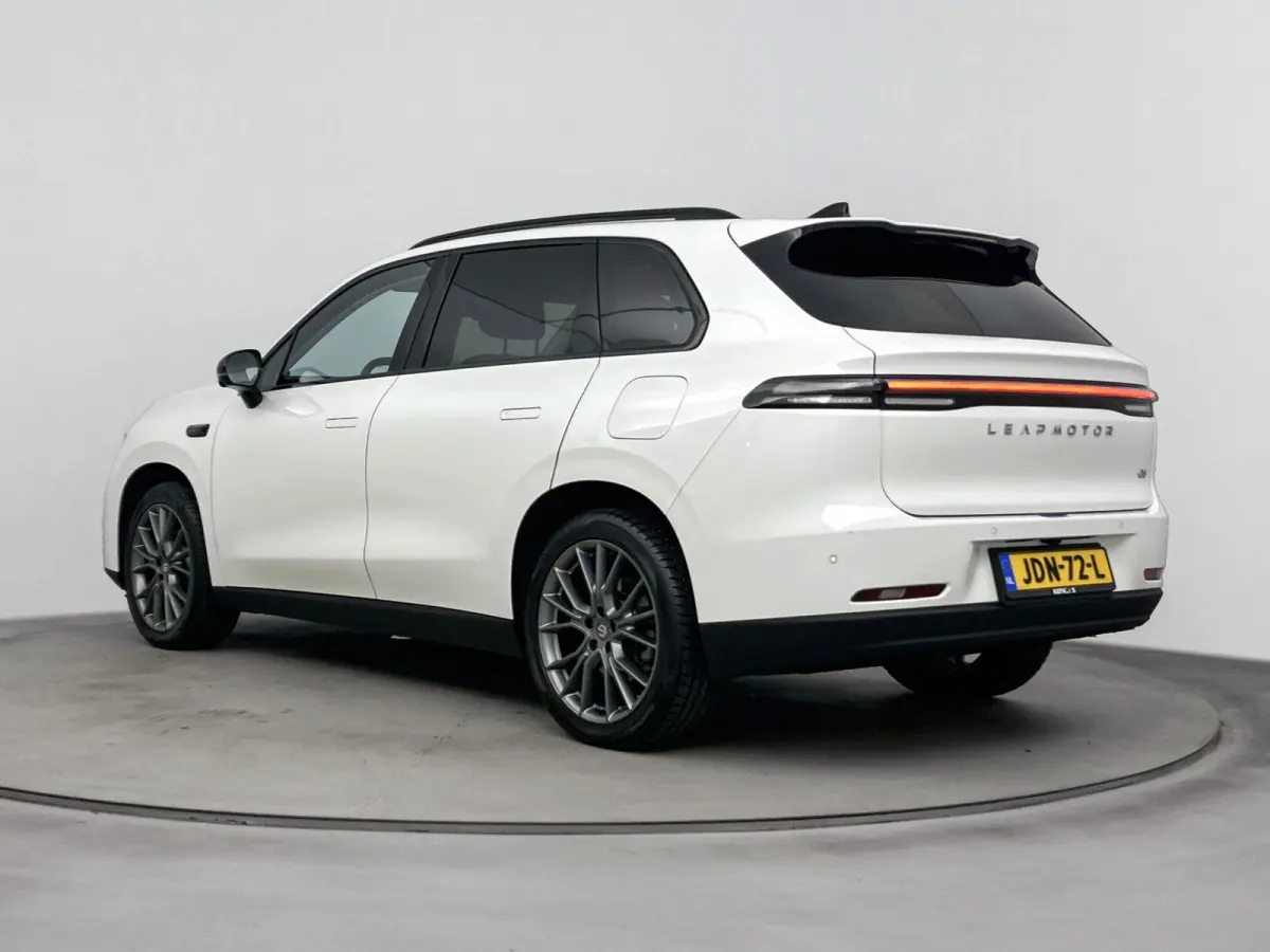 Design 69.9 kWh 218pk | 420km WLTP Actieradius | Navigatie | Panoramadak | 360° Camera | Stoel- en stuurverwarming | Lederen elektrisch verstelbare en geventileerde stoelen | Elektrische ac