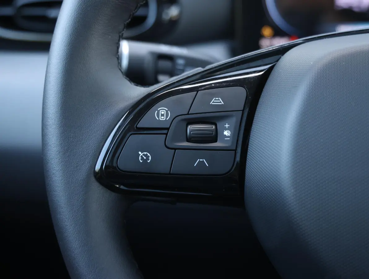 Design 37.3 kWh 95pk | 265km WLTP Actieradius | Navigatie | Panoramadak | Achteruitrijcamera | Adaptieve Cruise Control | Climate Control | Parkeersensoren | Bluetooth | Keyless start | Voll