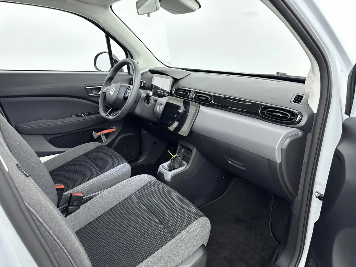 Design 37.3 kWh 95pk | 265km WLTP Actieradius | Navigatie | Panoramadak | Achteruitrijcamera | Adaptieve Cruise Control | Climate Control | Parkeersensoren | Bluetooth | Keyless start | Voll