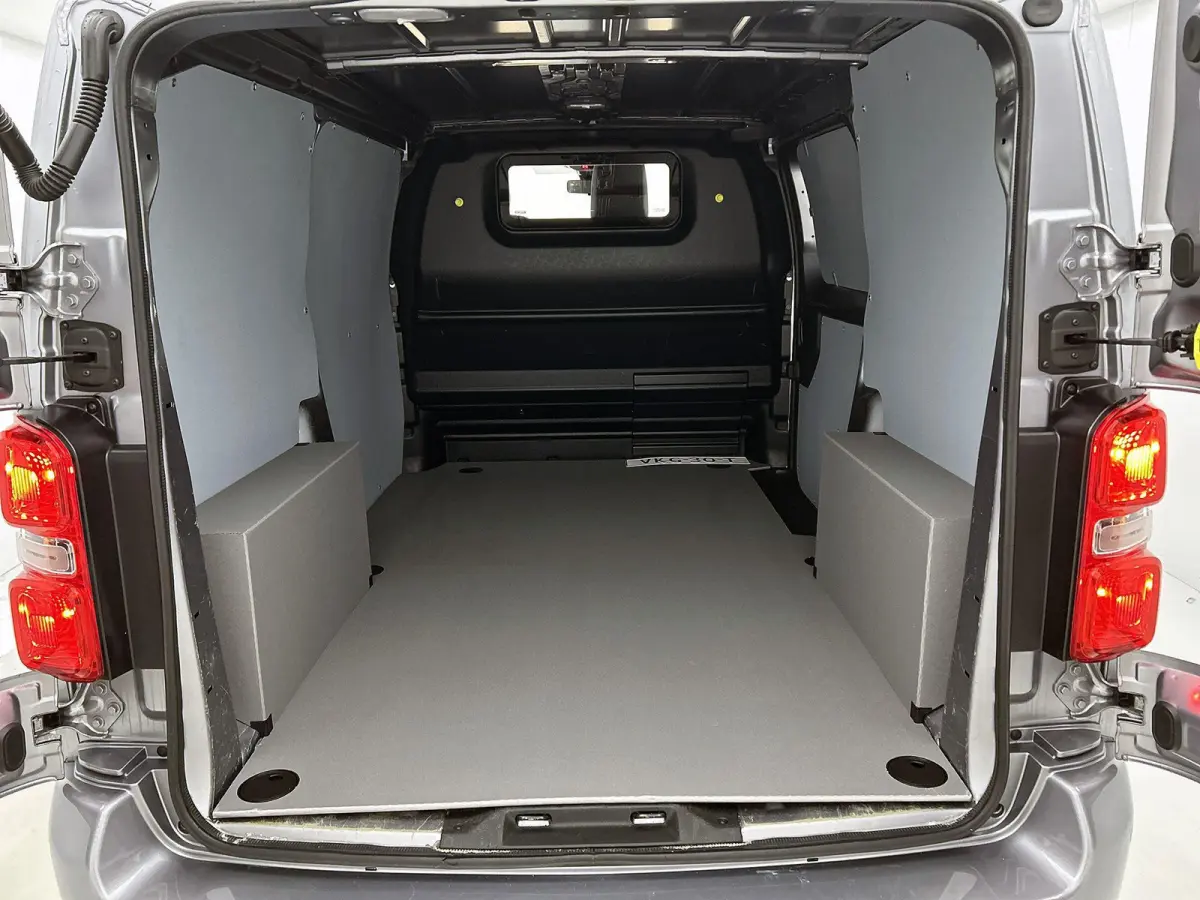 Club M 120pk BlueHDI Automaat | Navigatie | Camera achter | Trekhaak | 3-zitplaatsen | Cruise control | Apple Carplay en Android auto