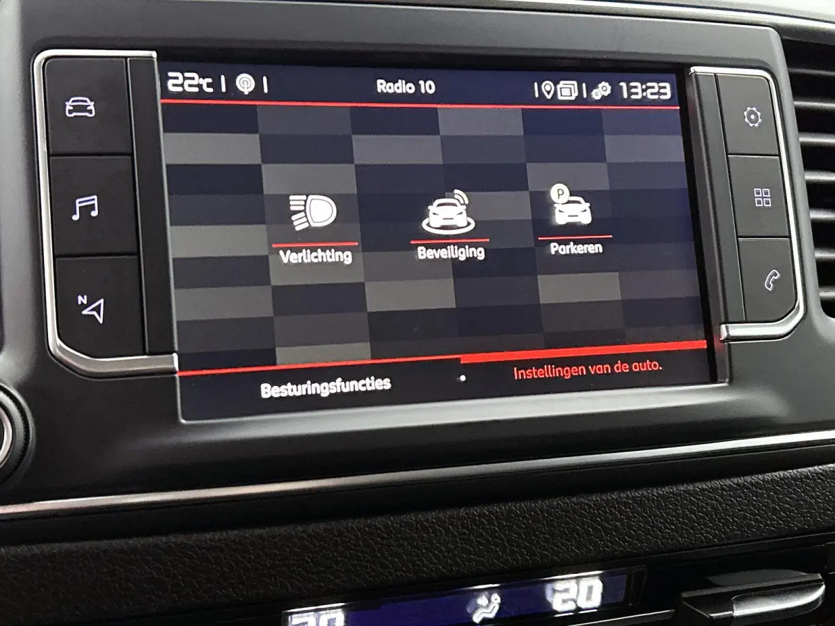 Club M 120pk BlueHDI Automaat | Navigatie | Camera achter | Trekhaak | 3-zitplaatsen | Cruise control | Apple Carplay en Android auto