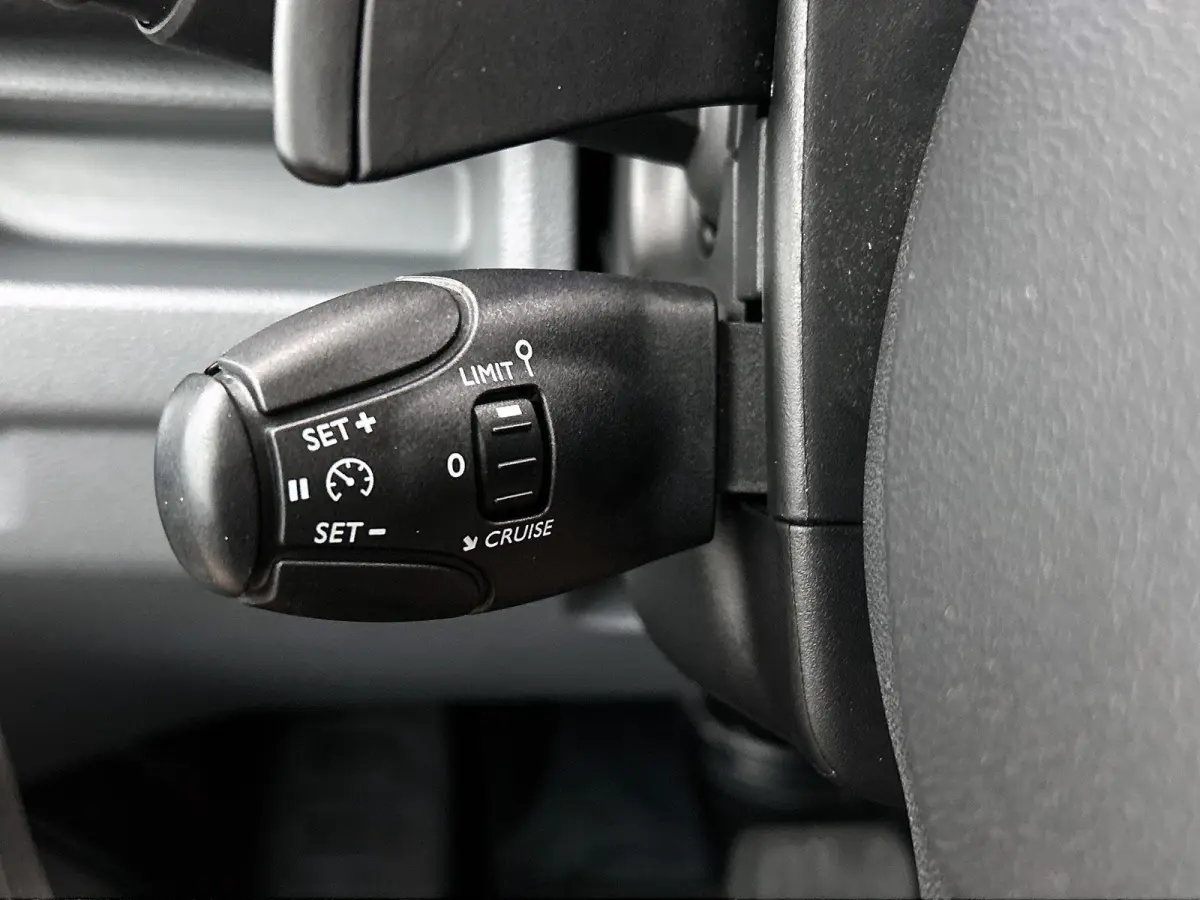 Club M 120pk BlueHDI Automaat | Navigatie | Camera achter | Trekhaak | 3-zitplaatsen | Cruise control | Apple Carplay en Android auto