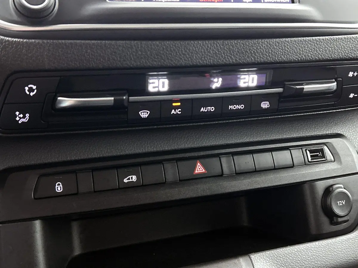 Club M 120pk BlueHDI Automaat | Navigatie | Camera achter | Trekhaak | 3-zitplaatsen | Cruise control | Apple Carplay en Android auto