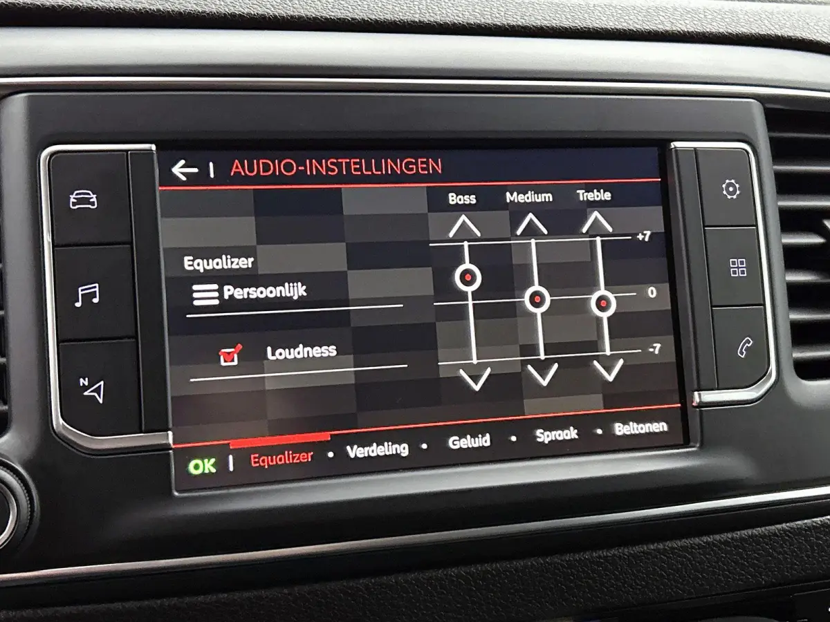 Club M 120pk BlueHDI Automaat | Navigatie | Camera achter | Trekhaak | 3-zitplaatsen | Cruise control | Apple Carplay en Android auto