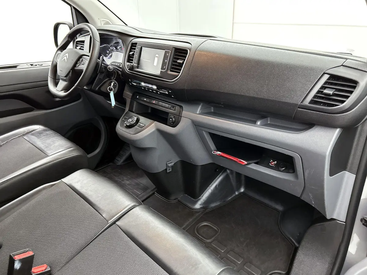 Club M 120pk BlueHDI Automaat | Navigatie | Camera achter | Trekhaak | 3-zitplaatsen | Cruise control | Apple Carplay en Android auto