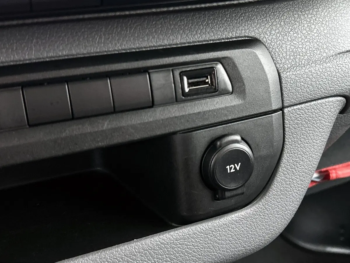 Club M 120pk BlueHDI Automaat | Navigatie | Camera achter | Trekhaak | 3-zitplaatsen | Cruise control | Apple Carplay en Android auto