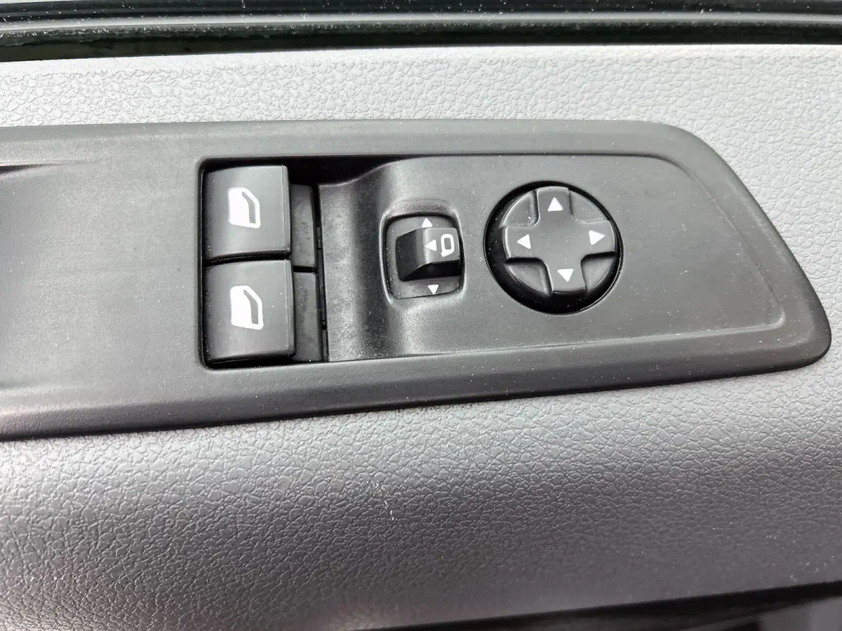 Club M 120pk BlueHDI Automaat | Navigatie | Camera achter | Trekhaak | 3-zitplaatsen | Cruise control | Apple Carplay en Android auto