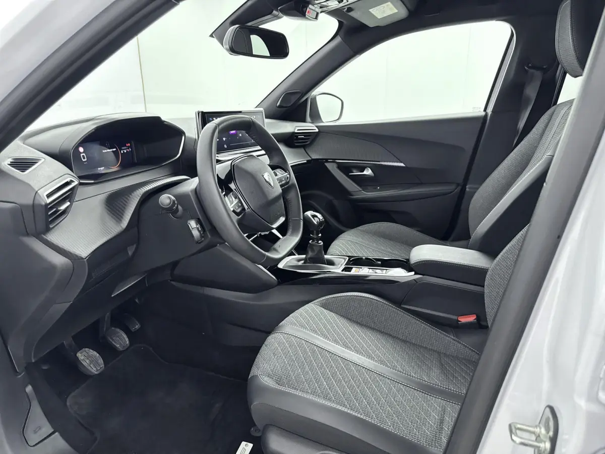 100pk Allure | Digitale cockpit | Climate control | Parkeersensoren | Lichtmetalen velgen | Apple CarPlay/Android Auto |