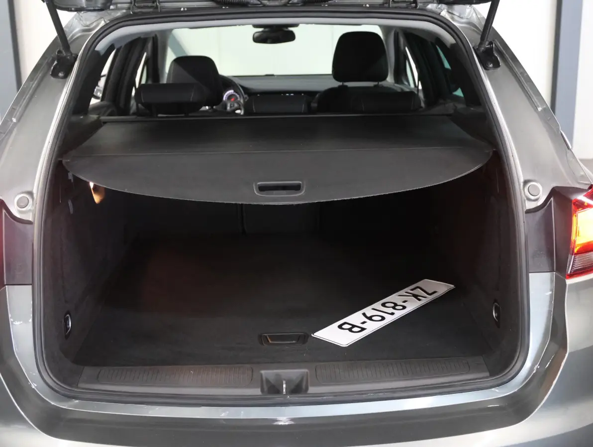 ST 105PK 120 Jaar Edition | 1ste eigenaar | Camera | Trekhaak | AppleCarPlay/Android | Armsteun | AGR stoelen | Navigatie | Climate Control | Cruise Control | Isofix | Privacy Glass | Parkee