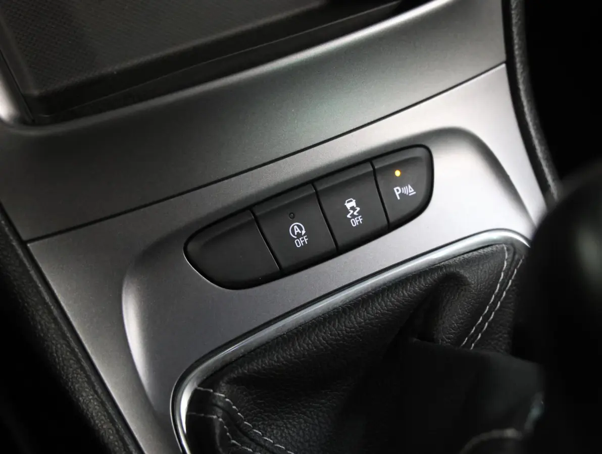 ST 105PK 120 Jaar Edition | 1ste eigenaar | Camera | Trekhaak | AppleCarPlay/Android | Armsteun | AGR stoelen | Navigatie | Climate Control | Cruise Control | Isofix | Privacy Glass | Parkee
