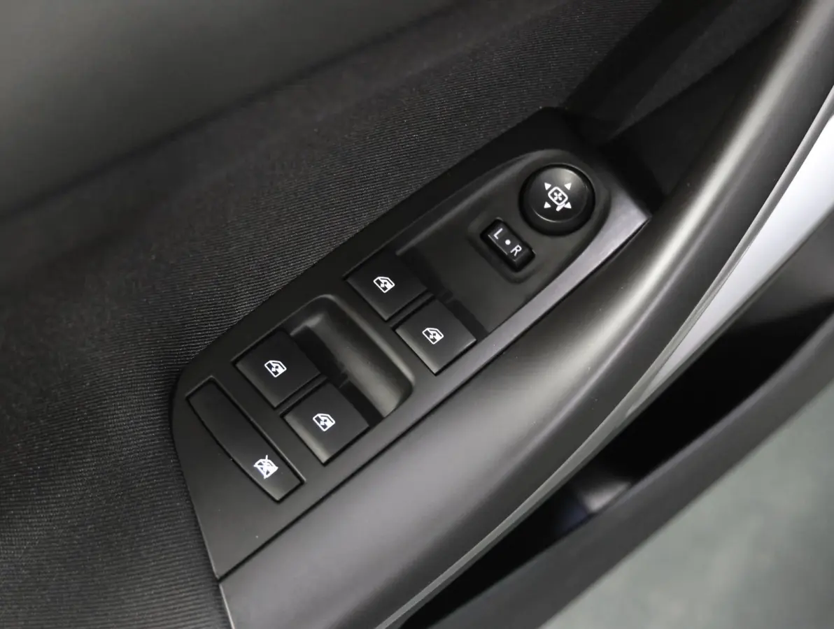 ST 105PK 120 Jaar Edition | 1ste eigenaar | Camera | Trekhaak | AppleCarPlay/Android | Armsteun | AGR stoelen | Navigatie | Climate Control | Cruise Control | Isofix | Privacy Glass | Parkee